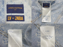 Load image into Gallery viewer, 新品同様 LOUIS VUITTON ルイヴィトン 21AW NBA モノグラム ジップスルーフーディデニムジャケット ブルー サイズ50 中古 4c074602