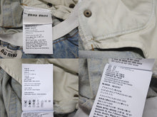 Load image into Gallery viewer, MIUMIU ミュウミュウ 総柄 デニム ショートパンツ ロゴ GWP300 コットン インディゴブルー ゴールド金具 サイズ24 美品 中古 4c066318