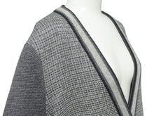 Load image into Gallery viewer, 極美品 CHANEL シャネル カーディガン P46773K05936 サイズ38 ココマークボタン ウール カシミヤ グレー 中古 4c066320
