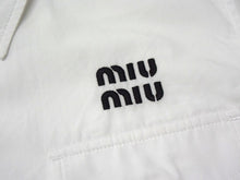 Load image into Gallery viewer, 極美品 MIUMIU ミュウミュウ ポプリンシャツ 半袖シャツ MK 1829 10RG コットン ホワイト ゴールド金具 サイズ36 中古 4c066321 正規品