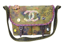 Load image into Gallery viewer, 極美品 CHANEL シャネル エンブロイダリー メッセンジャーバッグ 20番台 グラフィティ カーキ ココマーク A92790 中古 4c066731