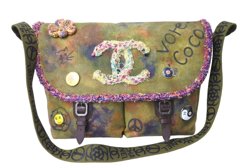 極美品 CHANEL シャネル エンブロイダリー メッセンジャーバッグ 20番台 グラフィティ カーキ ココマーク A92790 中古 4c066731