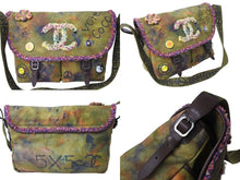 Load image into Gallery viewer, 極美品 CHANEL シャネル エンブロイダリー メッセンジャーバッグ 20番台 グラフィティ カーキ ココマーク A92790 中古 4c066731