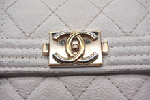 Load image into Gallery viewer, CHANEL シャネル ボーイシャネル 三つ折り財布 ココマーク 31番台 キャビアスキン ホワイト ゴールド金具 良品 中古 4c067016