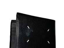 Load image into Gallery viewer, MaisonMargiela メゾンマルジェラ フリップフラップウォレット 二つ折り財布 レザー ブラック ホワイト 美品 中古 4c067023