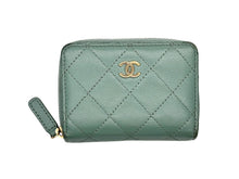 Load image into Gallery viewer, CHANEL シャネル マトラッセ コインケース 財布 ココマーク 31番台 キャビアスキン エメラルドグリーン ゴールド金具 美品 中古 4c067025