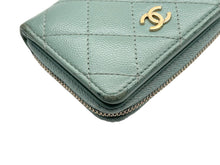 Load image into Gallery viewer, CHANEL シャネル マトラッセ コインケース 財布 ココマーク 31番台 キャビアスキン エメラルドグリーン ゴールド金具 美品 中古 4c067025