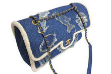 Load image into Gallery viewer, 極美品 CHANEL シャネル チェーンショルダーバッグ エジプトライン 28番台 2019年 デニム ブルー ホワイト ゴールド 中古 4c067123cc