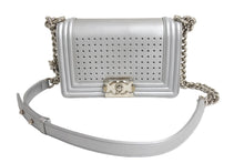 Load image into Gallery viewer, CHANEL シャネル ボーイシャネル チェーンショルダーバッグ 24番台 イタリア製 メタリックカーフレザー シルバー 美品 中古 4c067130