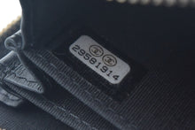 Load image into Gallery viewer, CHANEL シャネル コインケース 小銭入れ カメリア ココマーク 29番台 ラムスキン シルバー金具 ブラック 美品 中古 4c067170