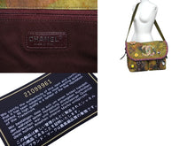 Load image into Gallery viewer, 極美品 CHANEL シャネル エンブロイダリー メッセンジャーバッグ 21番台 グラフィティ カーキ ココマーク A92790 中古 4c067174