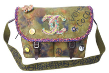 Load image into Gallery viewer, 極美品 CHANEL シャネル エンブロイダリー メッセンジャーバッグ 21番台 グラフィティ カーキ ココマーク A92790 中古 4c067174