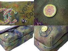 Load image into Gallery viewer, 極美品 CHANEL シャネル エンブロイダリー メッセンジャーバッグ 21番台 グラフィティ カーキ ココマーク A92790 中古 4c067174