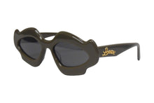Load image into Gallery viewer, 新品未使用 LOEWE ロエベ サングラス サイドロゴ LW40109U サイズ52▫︎18 140 イタリア製 ゴールド金具 カーキ 中古 4c067430