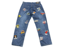 Load image into Gallery viewer, UNK デニムパンツ バギーデニム サイズ40 NBA Bリーグ オールスター バスケ 刺繍デザイン チームロゴ ブルー コットン 美品 中古 4c067434