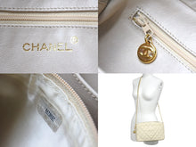 Load image into Gallery viewer, CHANEL シャネル ショルダーバッグ 2番台 ココマーク ココボール ホワイト キャビアスキン ゴールド金具 美品 中古 4c067493cc
