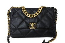 Load image into Gallery viewer, CHANEL シャネル19 マトラッセ ショルダーバッグ AS1161 30番台 ラムスキン ブラック ゴールド金具 美品 中古 4c067498