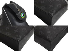 Load image into Gallery viewer, LOUIS VUITTON ルイヴィトン ポシェットヴォワヤージュMM クラッチバッグ M64440 シルバー金具 ブラック 美品 中古 4c067676
