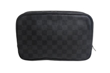 Load image into Gallery viewer, 極美品 Louis Vuitton ルイヴィトン ダミエグラフィット トゥルース トワレットGM N47521 セカンドバッグ ポーチ ブラック 中古 4c067725