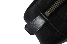 Load image into Gallery viewer, 極美品 Louis Vuitton ルイヴィトン ダミエグラフィット トゥルース トワレットGM N47521 セカンドバッグ ポーチ ブラック 中古 4c067725