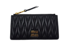 Load image into Gallery viewer, 極美品 MIUMIU ミュウミュウ コインケース 5MB006 マテラッセ ラムスキン キルティング ブラック ロゴ 中古 4c067789
