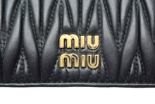 Load image into Gallery viewer, 極美品 MIUMIU ミュウミュウ コインケース 5MB006 マテラッセ ラムスキン キルティング ブラック ロゴ 中古 4c067789