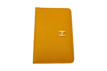 Load image into Gallery viewer, 極美品 CHANEL シャネル カードケース ココマーク ソフトカーフ 手帳カバー ゴールド金具 イエロー 6番台 中古 4c067842