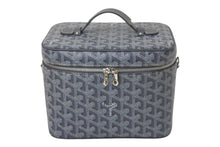 Load image into Gallery viewer, 新品同様 GOYARD ゴヤール ミューズ ヴァニティ ケース グレー PVC バニティバッグ ロゴ 化粧品入れ シルバー金具 中古 4c067870