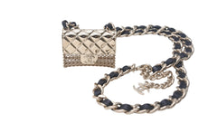 Load image into Gallery viewer, 極美品 CHANEL シャネル ネックレス AB6135 バッグ型ロングネックレス ペンダント ゴールド ブラック 中古 4c067894