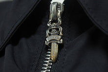 Load image into Gallery viewer, 新品同様 CHROME HEARTS クロムハーツ CHクロスパッチ ダガージップアップシャツ サイズM ナイロン カーフスキン シルバ−925 中古 4c067999