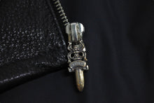 Load image into Gallery viewer, 新品同様 CHROME HEARTS クロムハーツ CHクロスパッチ ダガージップアップシャツ サイズM ナイロン カーフスキン シルバ−925 中古 4c067999