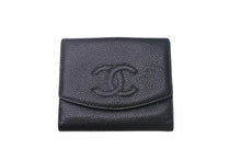 Load image into Gallery viewer, CHANEL シャネル 二つ折り財布 コンパクトウォレット ココマーク 8番台 フランス製 キャビアスキン ブラック ゴールド 美品 中古 4c068039