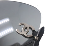 Load image into Gallery viewer, 極美品 CHANEL シャネル レンズ一体型サングラス アイウェア ココマーク イタリア製 プラスチック レザー ブラック シルバー 中古 4c068180