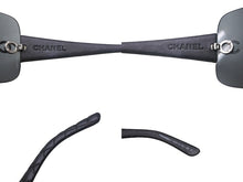 Load image into Gallery viewer, 極美品 CHANEL シャネル レンズ一体型サングラス アイウェア ココマーク イタリア製 プラスチック レザー ブラック シルバー 中古 4c068180