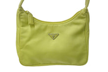 Load image into Gallery viewer, 極美品 PRADA プラダ ホーボー ハンドバッグ ワンショルダーバッグ K3414 トライアングルロゴ ライムグリーン ナイロン シルバー金具 中古 4c068301