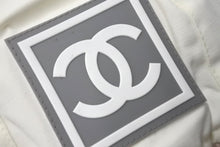 Load image into Gallery viewer, CHANEL シャネル スポーツライン ココマーク ニット帽 ジェニー愛用 ホワイト ベージュ サイズM 美品 中古 4c068370