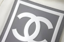 Load image into Gallery viewer, CHANEL シャネル スポーツライン ココマーク ニット帽 ジェニー愛用 ホワイト ベージュ サイズM 美品 中古 4c068370