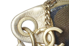 Load image into Gallery viewer, CHANEL シャネル グラフィティ エジプト チェーン ベルトバッグ ボディバッグ 28番台 キャンバス レザー ゴールド マルチカラー 美品 中古 4c068374