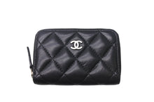 Load image into Gallery viewer, CHANEL シャネル コインケース マトラッセ クラシック ジップ コインパース ココマーク ラムスキン シルバー ブラック 美品 中古 4c068427