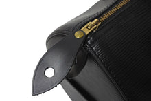 Load image into Gallery viewer, LOUIS VUITTON ルイヴィトン スピーディ30 ハンドバッグ M59022 エピレザー ブラック ゴールド金具 美品 中古 4c068463