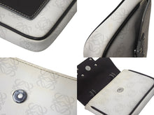 Load image into Gallery viewer, LOEWE ロエベ ハンドバッグ リピート アナグラム 290510 ホワイト ブラウン PVC レザー シルバー金具 美品 中古 4c068487