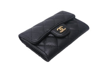 Load image into Gallery viewer, CHANEL シャネル カードケース AP0214 ココマーク フラップ キャビアスキン ブラック ゴールド金具 31番台 美品 中古 4c068700