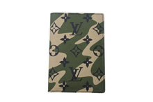 Load image into Gallery viewer, 新品同様 LOUIS VUITTON ルイヴィトン クーヴェルテュール パスポール 村上隆 パスポートケース M58027 カモ 中古 4c068741