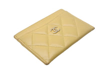 Load image into Gallery viewer, CHANEL シャネル マトラッセ カードケース ココマーク 22番台 スペイン製 ラムスキン イエロー ゴールド金具 美品 中古 4c068815