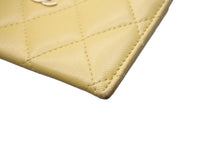 Load image into Gallery viewer, CHANEL シャネル マトラッセ カードケース ココマーク 22番台 スペイン製 ラムスキン イエロー ゴールド金具 美品 中古 4c068815