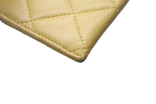 Load image into Gallery viewer, CHANEL シャネル マトラッセ カードケース ココマーク 22番台 スペイン製 ラムスキン イエロー ゴールド金具 美品 中古 4c068815