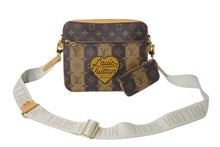 Load image into Gallery viewer, 新品同様 LOUIS VUITTON ルイヴィトン × NIGO モノグラムストライプ トリオメッセンジャー ショルダーバッグ M45965 中古 4c068822