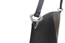 Load image into Gallery viewer, LOUIS VUITTON ルイ ヴィトン ポシェット ドゥミリュンヌ ハンドバッグ ポーチ M52622 エピ ブラック 美品 中古 4c069024