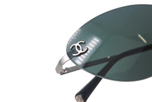 Load image into Gallery viewer, 極美品 CHANEL シャネル リムレス サングラス 4003 ココマーク アイウェア 眼鏡 ロゴ 小物 シルバー グリーン メタル 53□19 中古 4c069045
