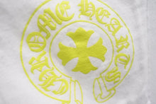 Load image into Gallery viewer, 極美品 CHROME HEARTS クロムハーツ ホースシュー プリント ロゴ 半袖Ｔシャツ ハリウッド限定 ホワイト イエロー コットン サイズM 中古 4c069094